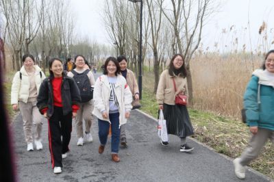 广信股份女员工进行“三八节”游湖活动